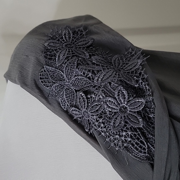 H&M Size M Gray 'To The Shoulder' Blouse with Floral Applique, NWOT - Picture 3 of 13